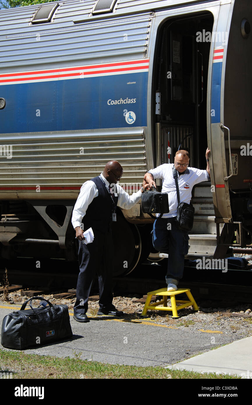 Argento AMTRAK Meteor treni passeggeri che arrivano a Deland Railroad Station Florida USA i passeggeri scendere dal treno Foto Stock