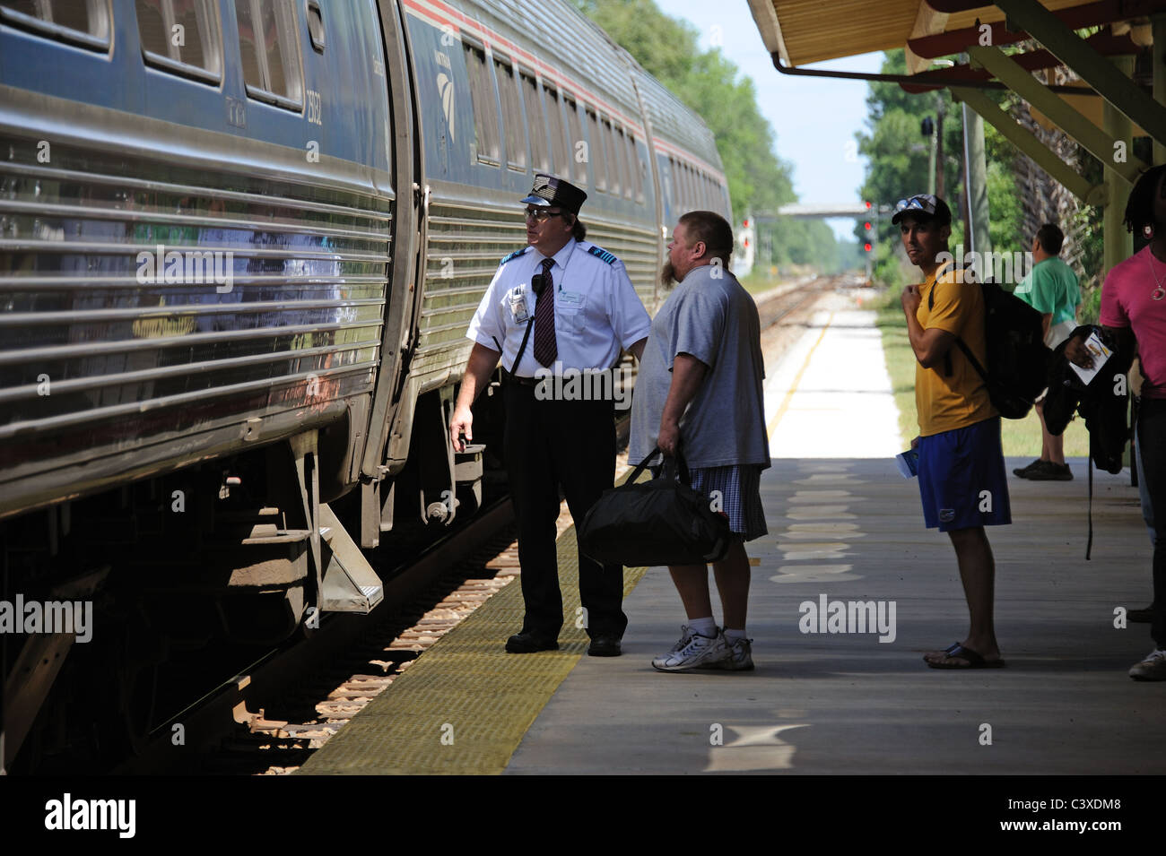 Argento AMTRAK Meteor treni passeggeri a Deland Railroad Station Florida USA passeggeri legato per Miami imbarco Foto Stock