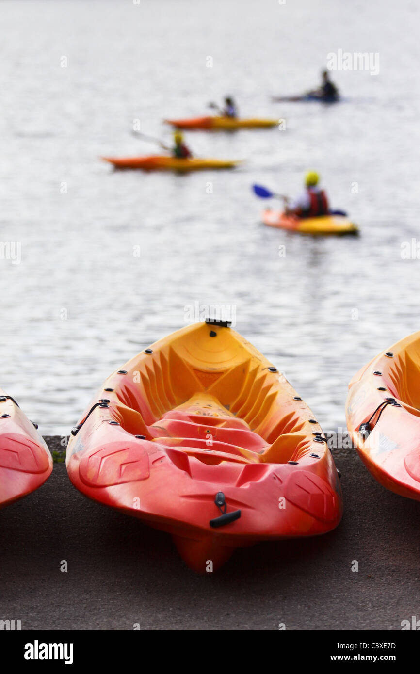 Vivacemente colorato kayak pronto per entrare in azione Foto Stock