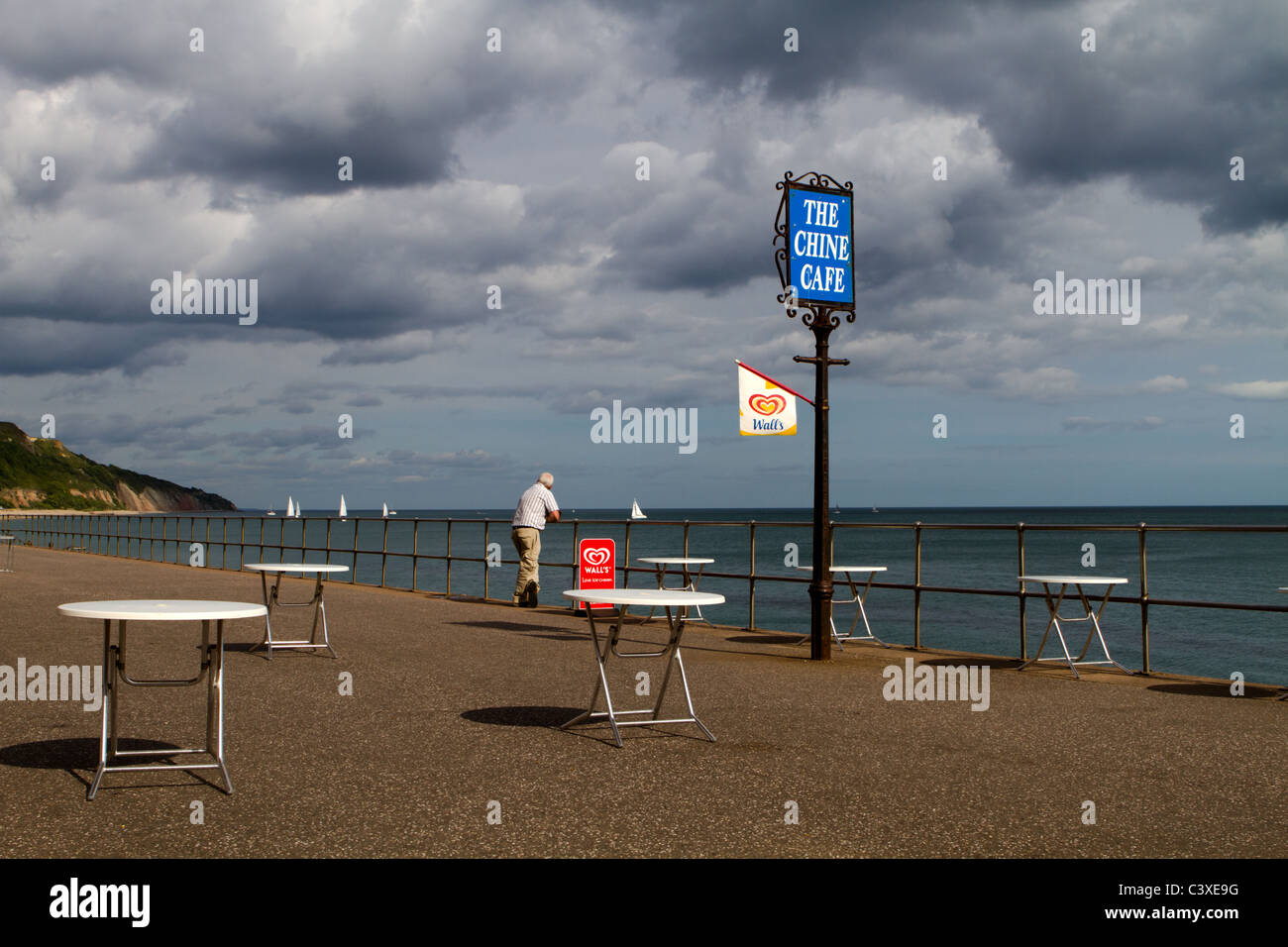 Alla fine dell'Ovest a piedi in Seaton, Devon al momento della chiusura della lombata café. Foto Stock