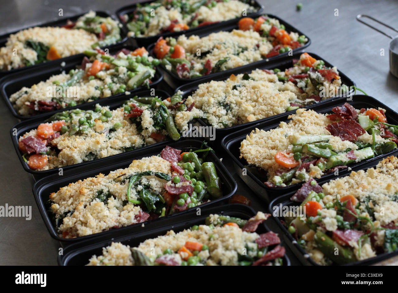 Righe di pre-confezionati casseruola. Foto Stock