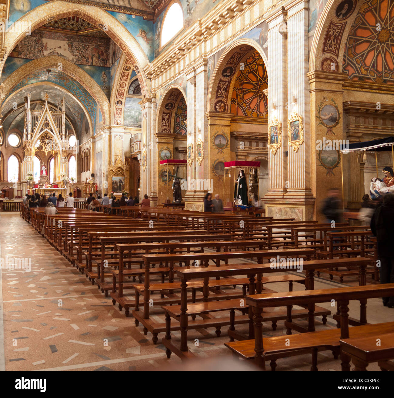 Navata centrale e altare della chiesa di Santo Domingo, Quito Ecuador Foto Stock