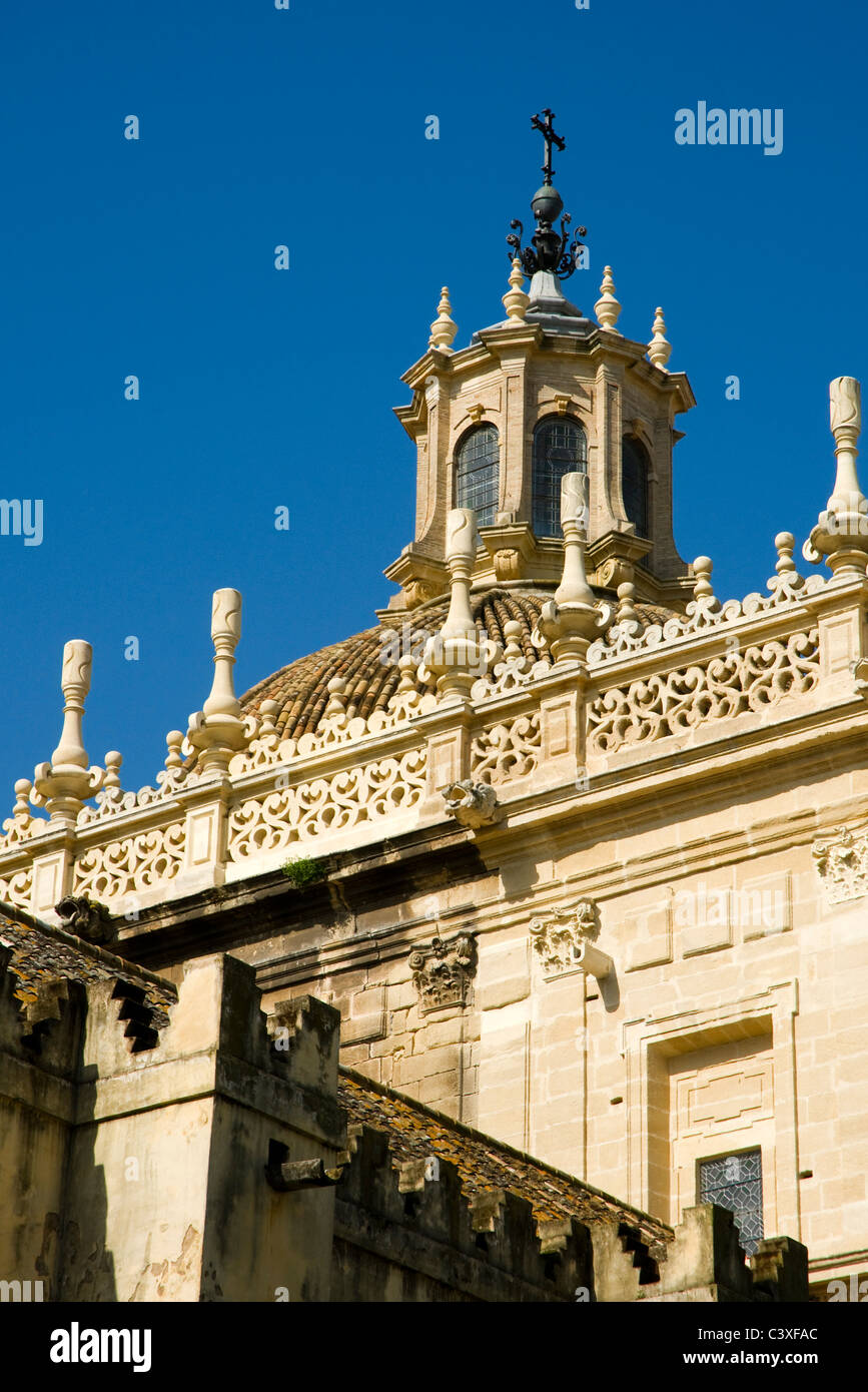 Dettaglio della Cattedrale di Siviglia, Spagna. Sole e cielo blu. Foto Stock