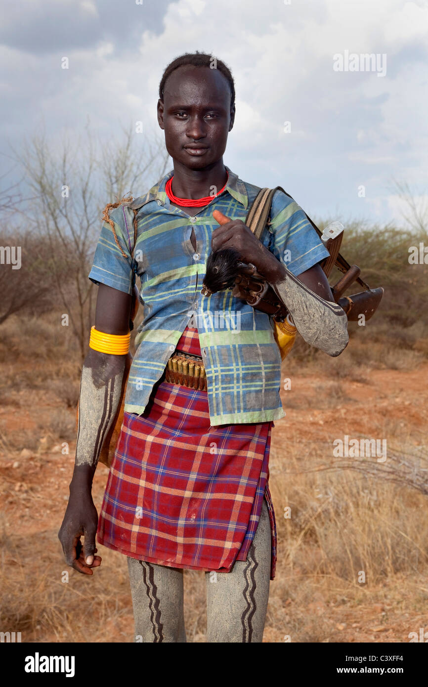Dassanech o daasanach o dasenach persone con AK-47 fucile vicino a Omorate, Omo, Etiopia, Africa Foto Stock