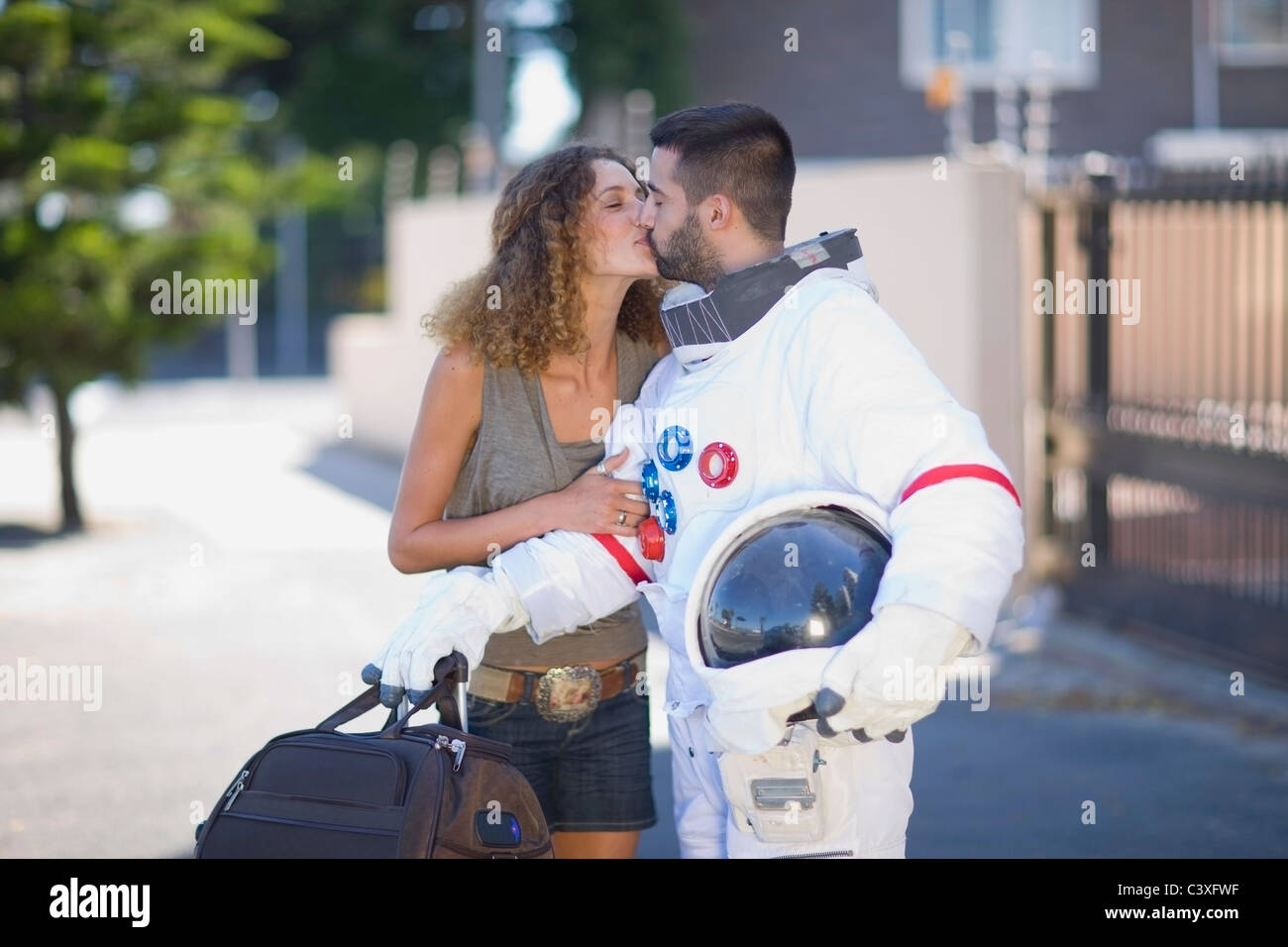 Donna baciando un astronauta Foto Stock