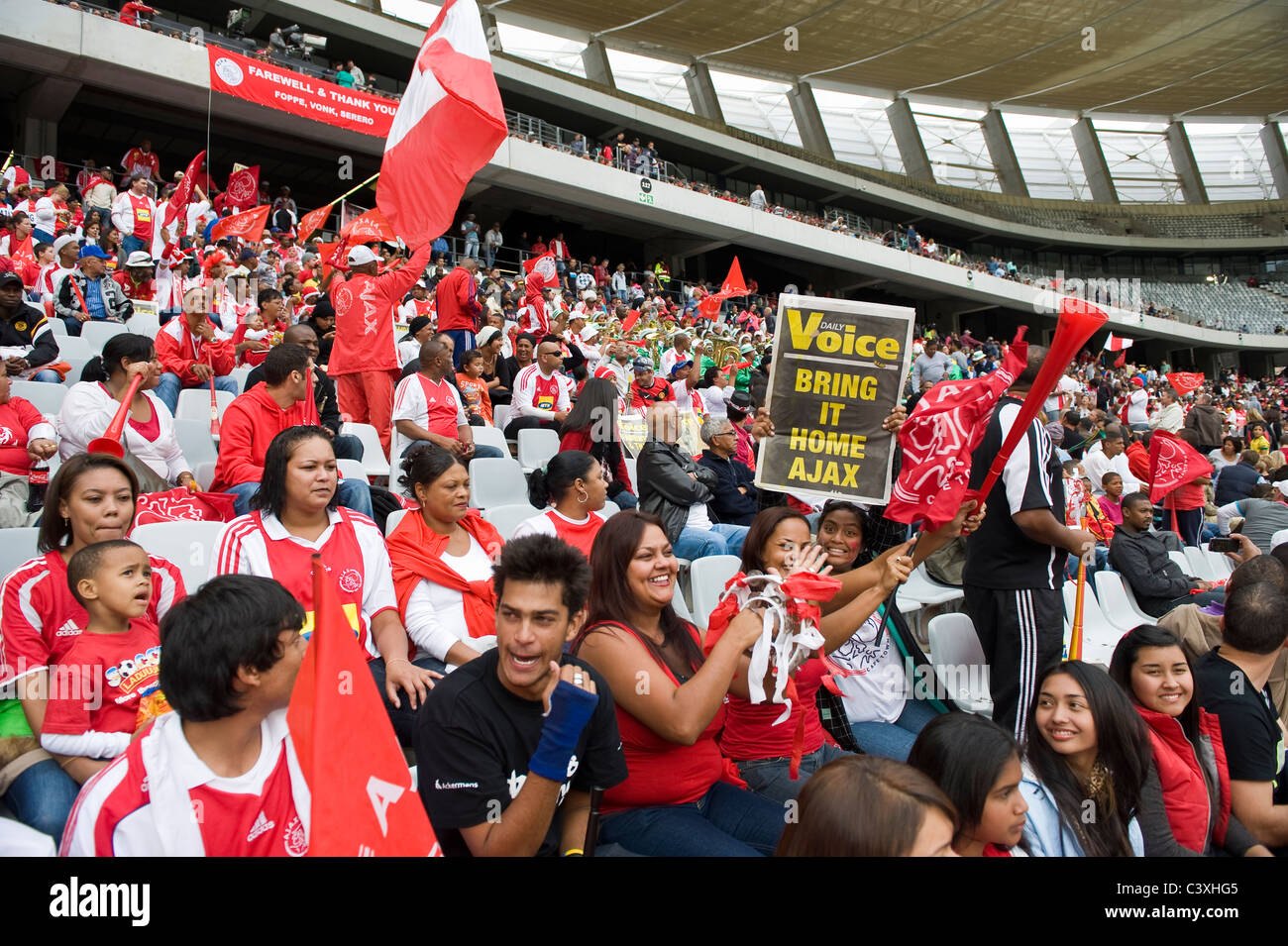 I sostenitori di Ajax Cape Town Football Club in Cape Town Stadium Cape Town, Western Cape, Sud Africa Foto Stock