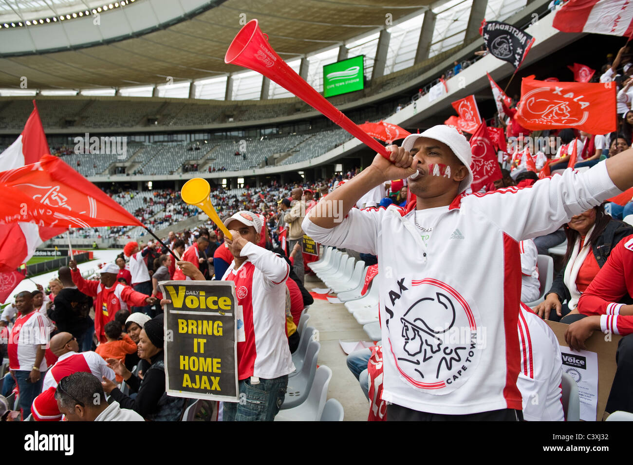 I sostenitori di Ajax Cape Town Football Club in Cape Town Stadium Cape Town, Western Cape, Sud Africa Foto Stock