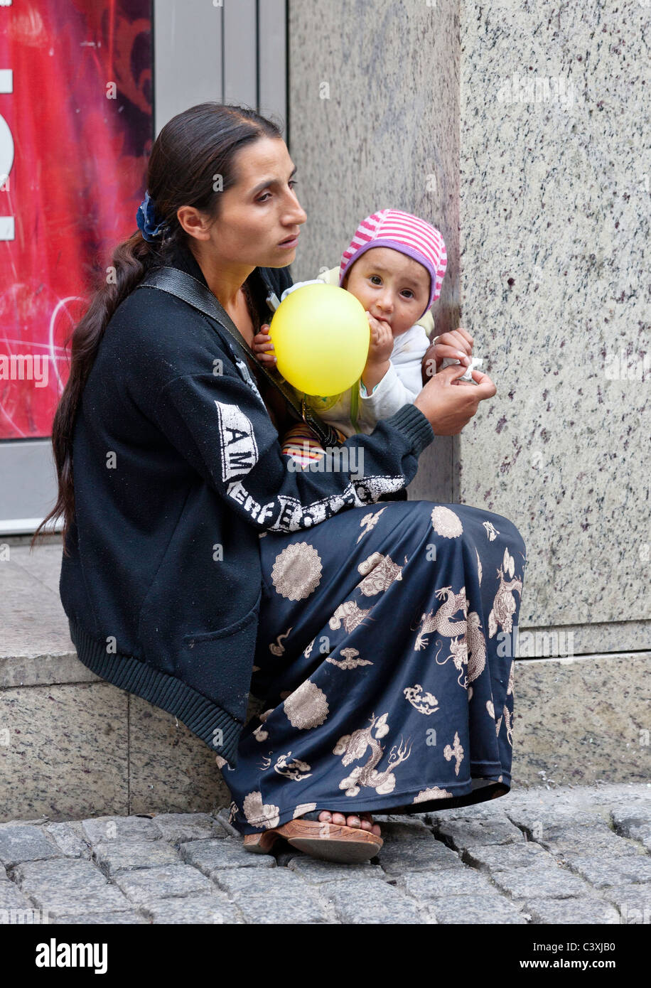 A Roma o Gypsy donna e bambino a Wroclaw, una città in Slesia regione della Polonia Foto Stock
