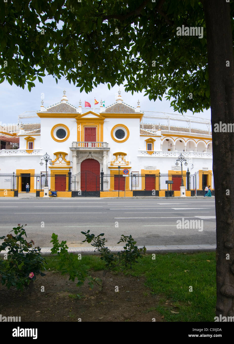 La grande entrata alla Plaza de toros, o il Bull Ring. Siviglia, in Andalusia, Spagna Foto Stock