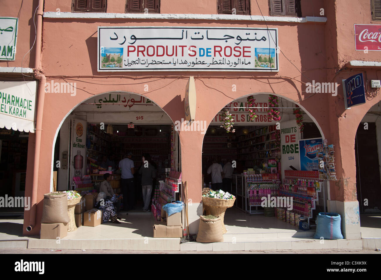 Negozio di vendita di prodotti di rose durante il festival della rosa di El Kelaa M' Gouna, Marocco Foto Stock