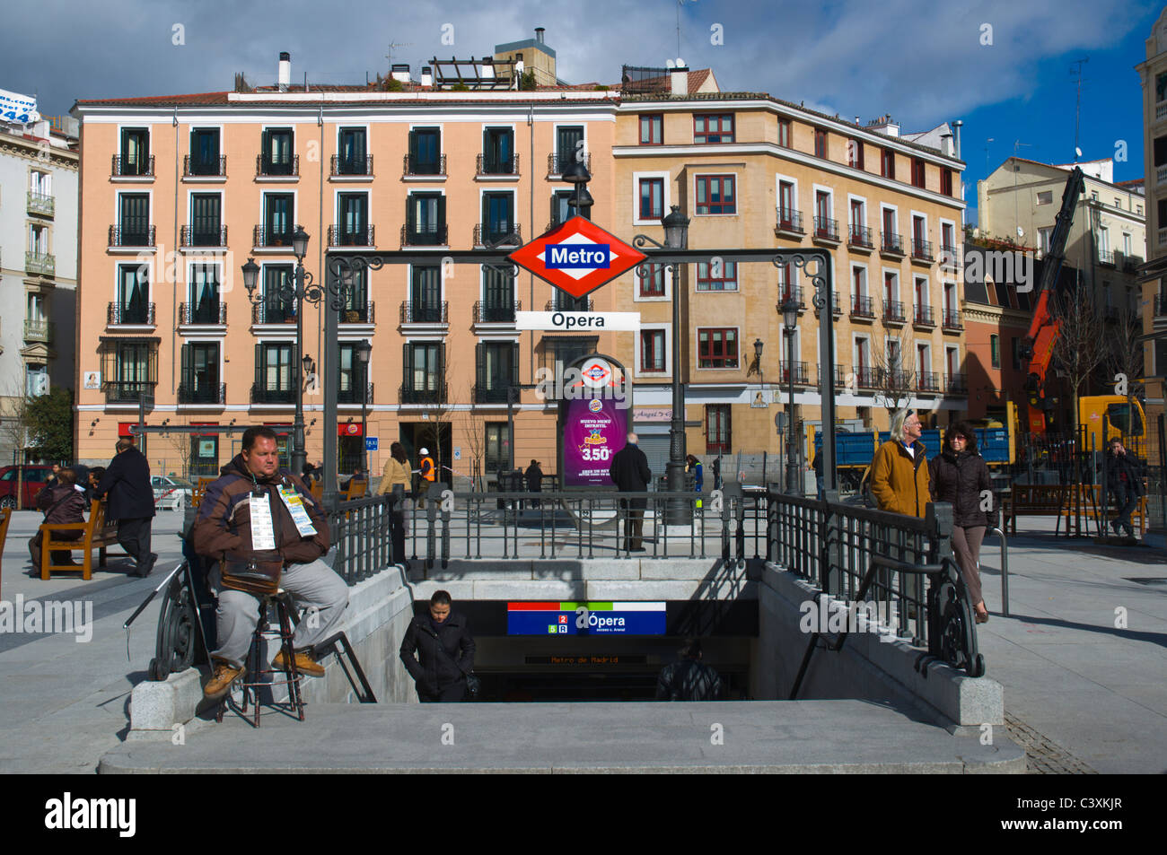 Metro Opera esterno stazione Plaza de Isabel II square centrale di Madrid Spagna Europa Foto Stock
