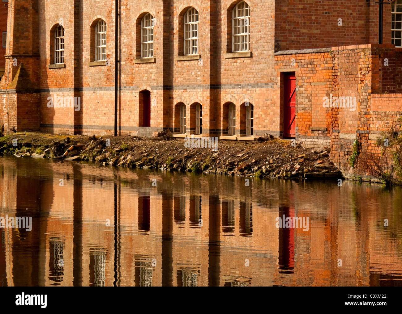 Edifici riflettono in Nottingham City Centre canal England Regno Unito Foto Stock