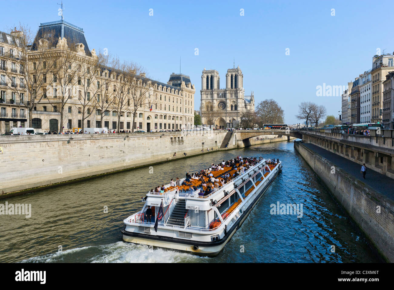 Battello da crociera sul Fiume Senna dal Pont St Michel con la cattedrale di Notre Dame dietro, Parigi, Francia Foto Stock