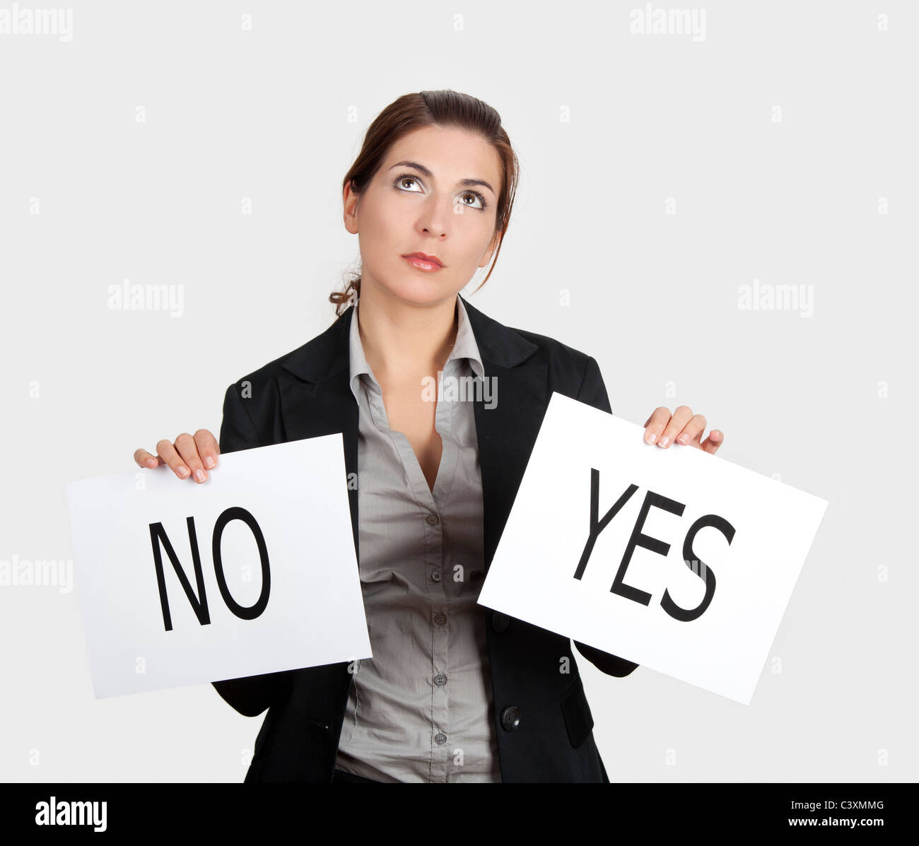 Azienda giovane donna cercando di prendere una decisione tra sì o no la scelta Foto Stock