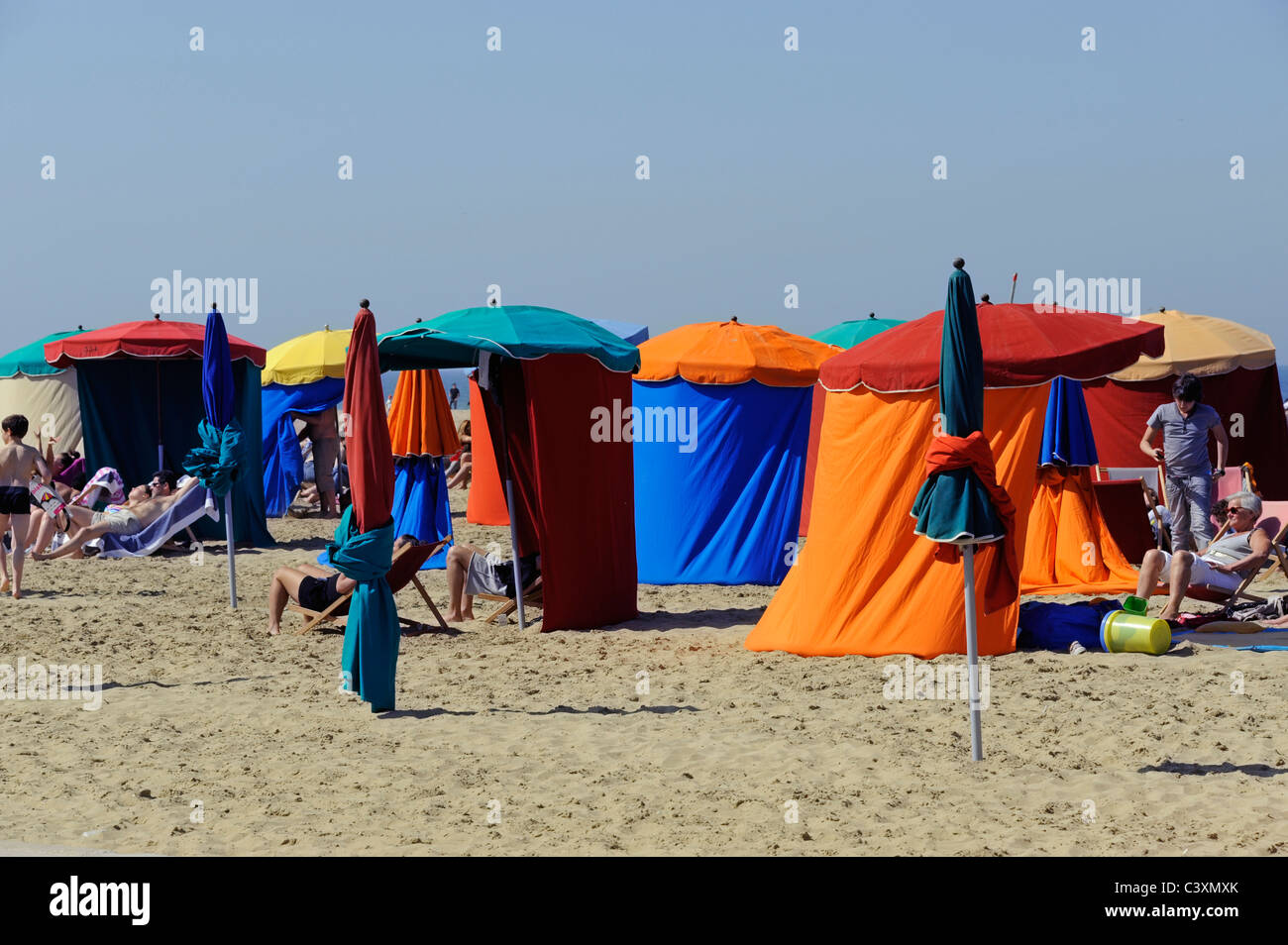 Ombrelloni sulla spiaggia di Deauville,Calvados,Normandia,Francia Foto Stock