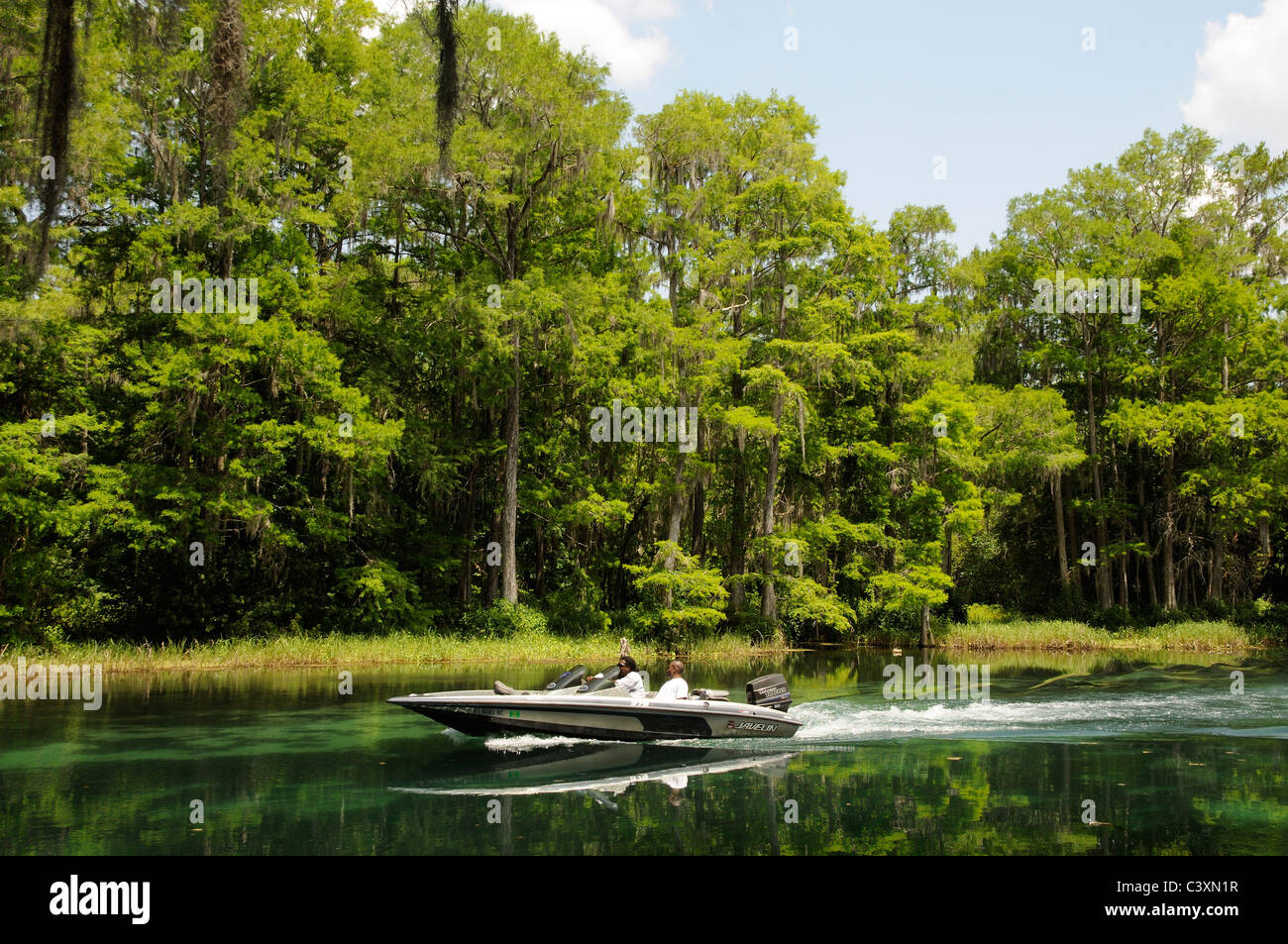 Giavellotto powerboat crociera sul Fiume Arcobaleno a Dunnellon in Marion County Florida USA Foto Stock