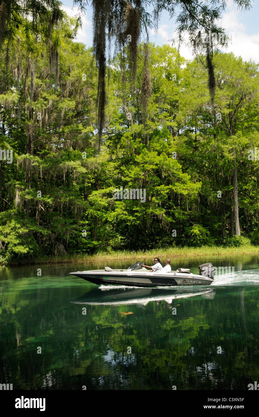 Giavellotto powerboat crociera sul Fiume Arcobaleno a Dunnellon in Marion County Florida USA Foto Stock