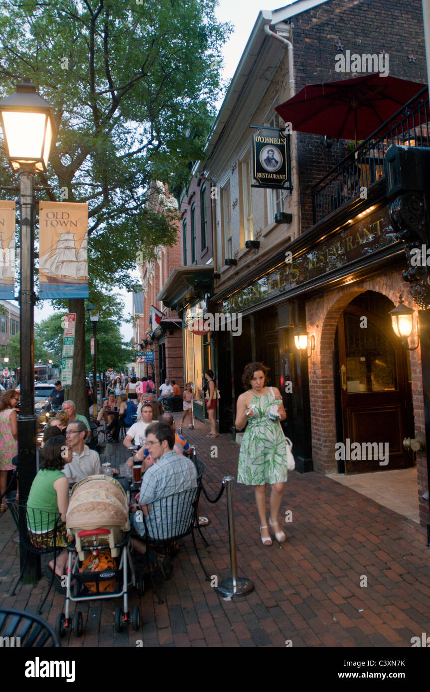 Una serata scena di strada nella Città Vecchia di Alexandria in Virginia. Foto Stock