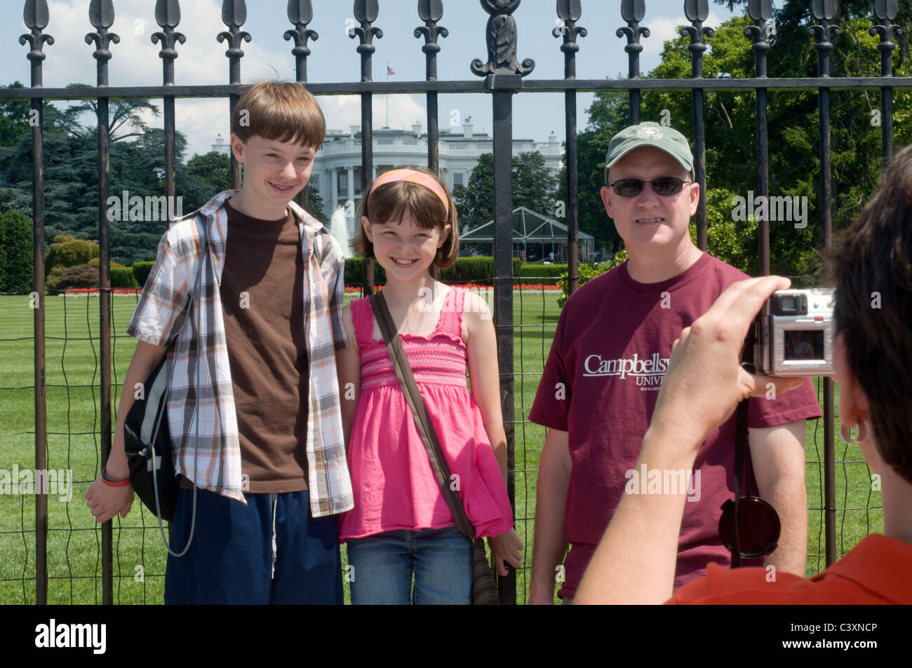 Un gruppo di turisti scattare una foto davanti alla Casa Bianca. Foto Stock