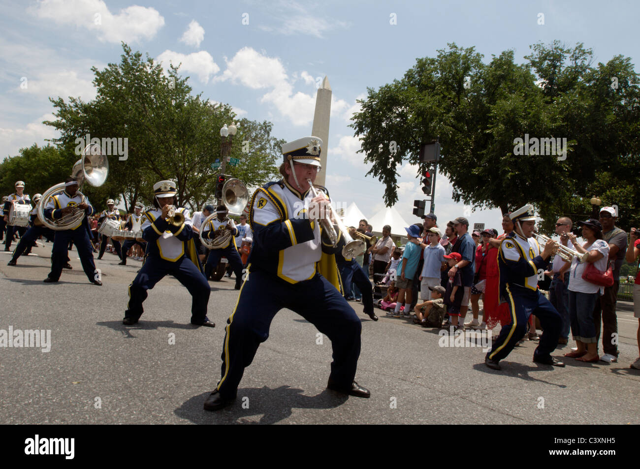 Una band suona nel giorno memoriale della sfilata sulla costituzione Ave davanti al Monumento di Washington. Foto Stock