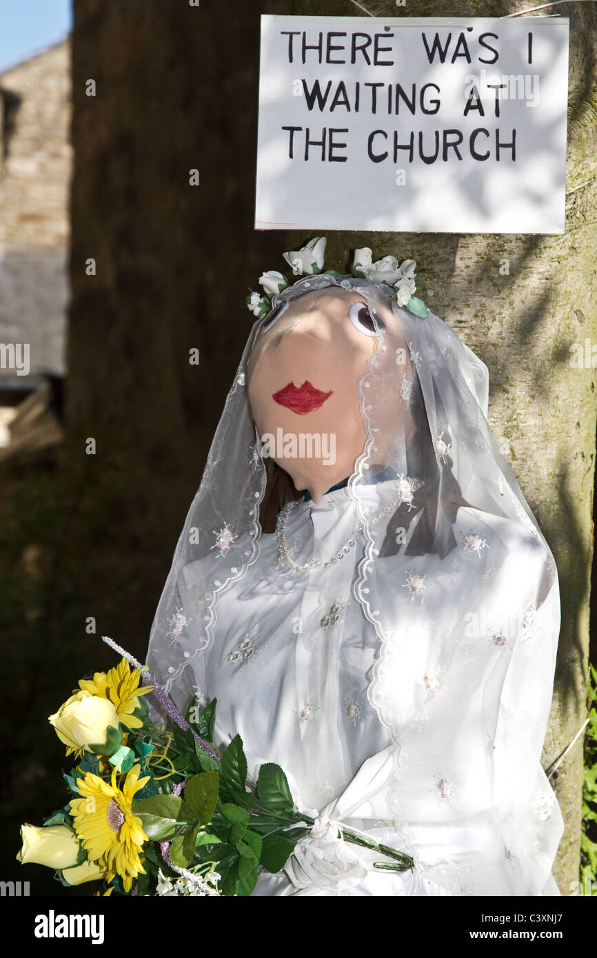 ' C'ero io in attesa presso la chiesa '  Jilted sposa la Wray Spaventapasseri annuale e la festa del villaggio, Lancaster, Lancashire, Regno Unito Foto Stock