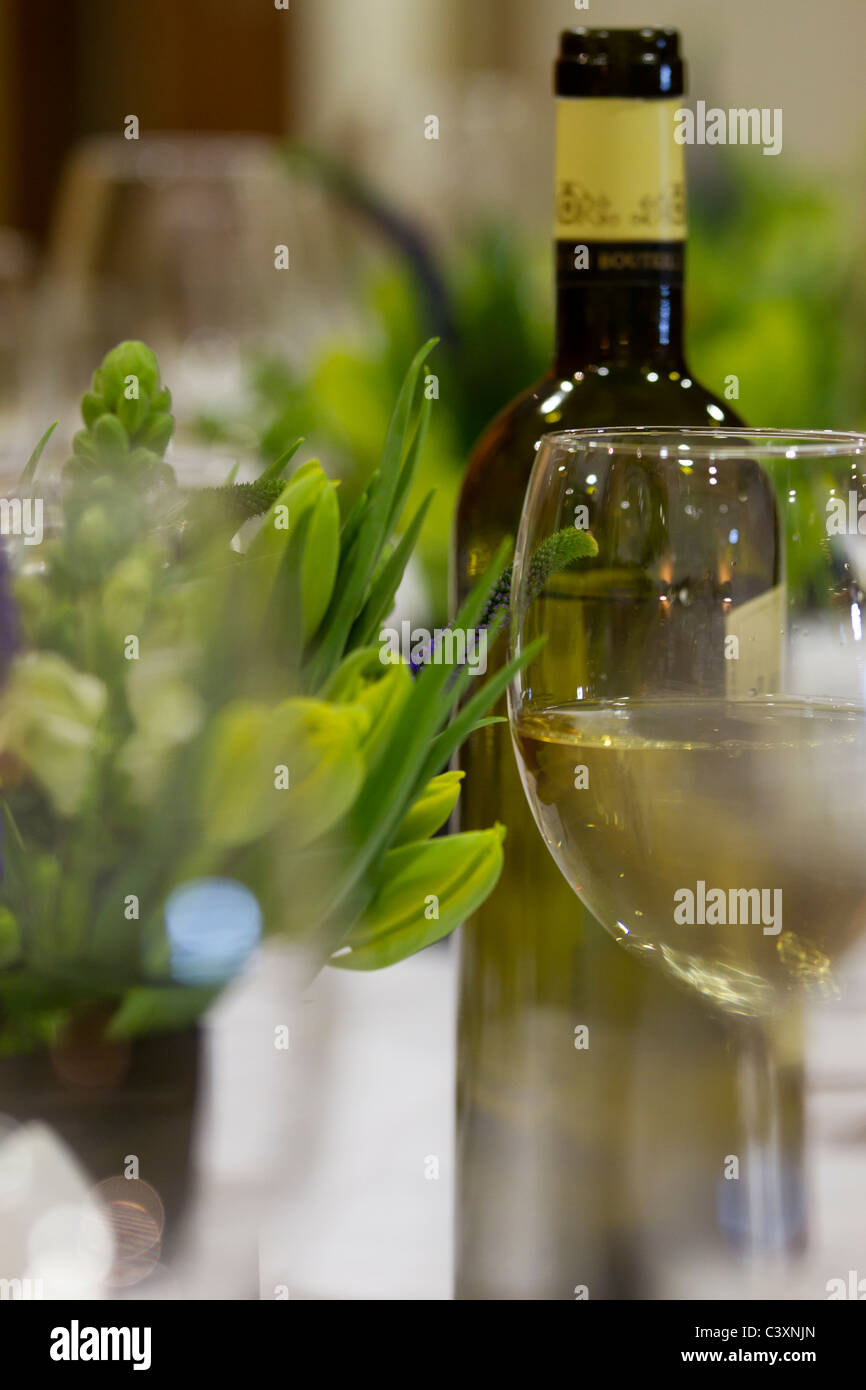 Bicchieri di vino su un tavolo in un ristorante raffinato. Foto Stock