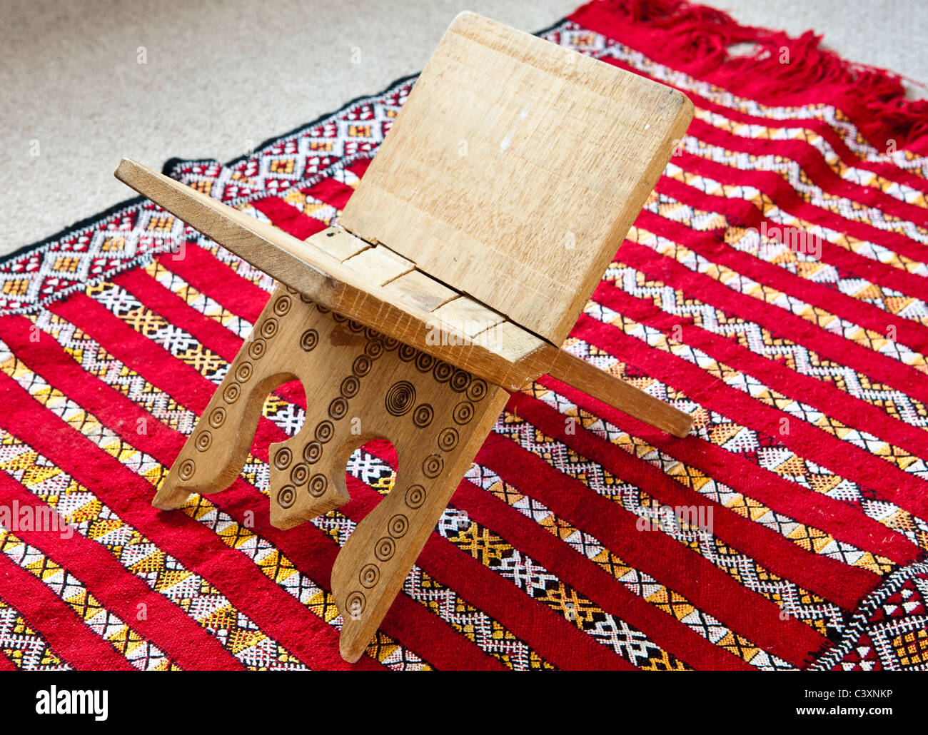 Omani corano in legno stand su un tappeto marocchino Foto Stock