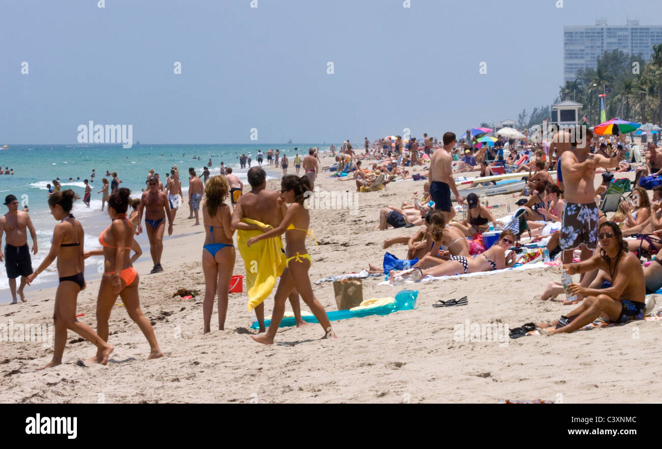 Le persone si radunano sulla spiaggia. Foto Stock