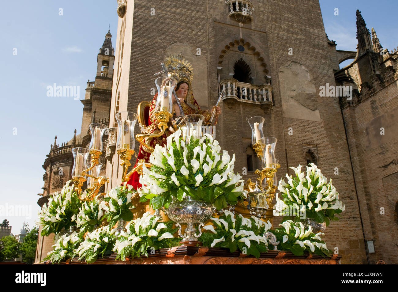 Un paso della Vergine Maria ha portato in una processione religiosa passato la Cattedrale di Siviglia, Spagna meridionale. Foto Stock