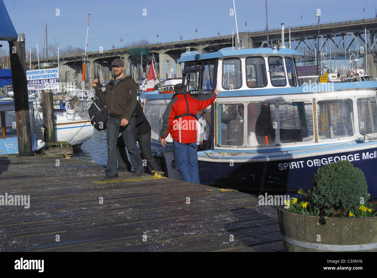 Acqua di scarico taxi i suoi passeggeri presso il dock si trova su Granville Island, città di Vancouver. Foto Stock