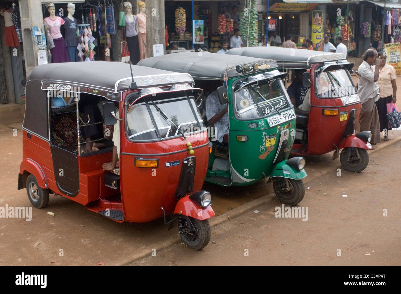 Tuk Tuks' parcheggiata sul lato della strada. Foto Stock