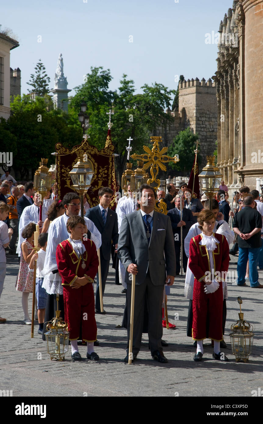 Una processione religiosa a partire dalla cattedrale di Siviglia, Spagna Foto Stock