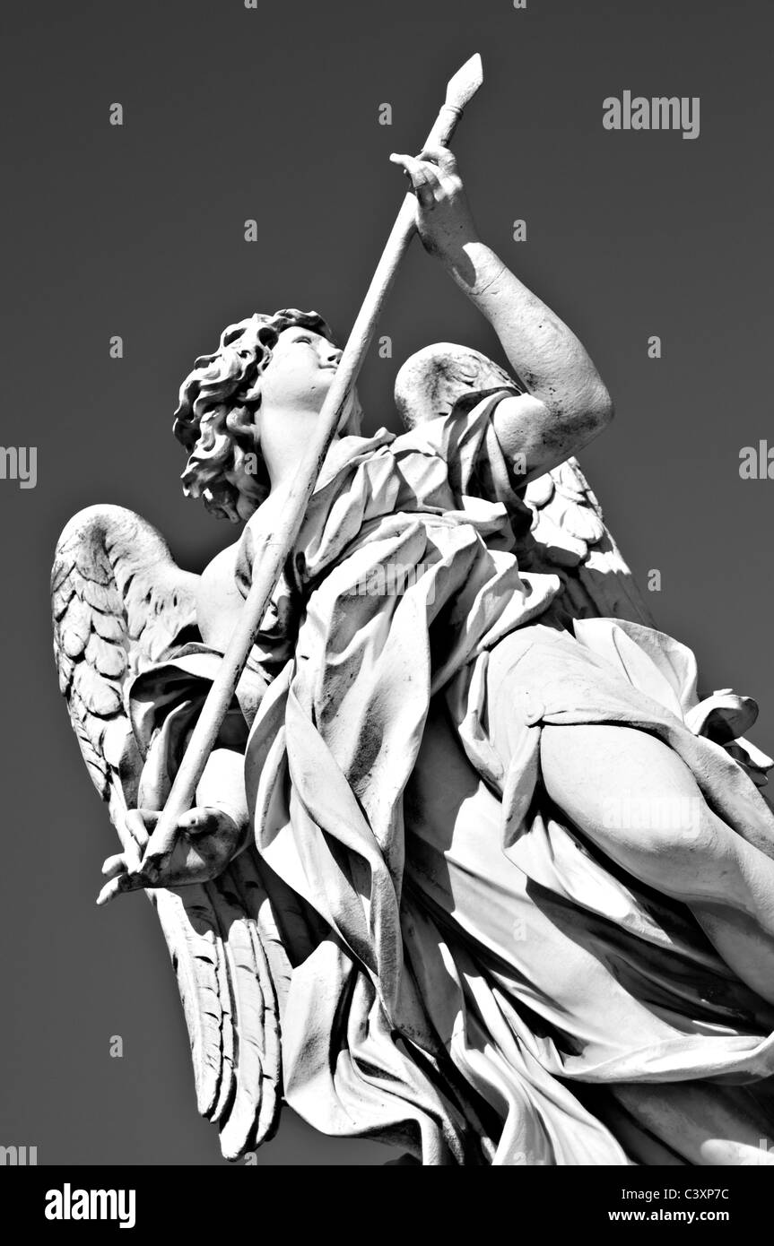 Angelo con la lancia- Uno del marmo Bernini Angeli sulla San Angel / San angelo/ bridge Foto Stock