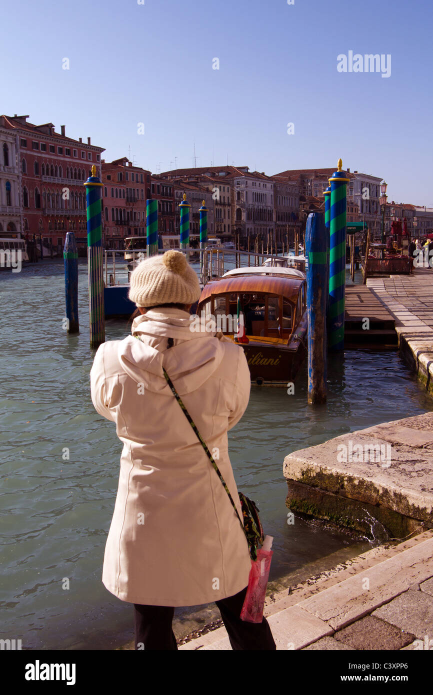 La donna prende la foto a Rialto Foto Stock