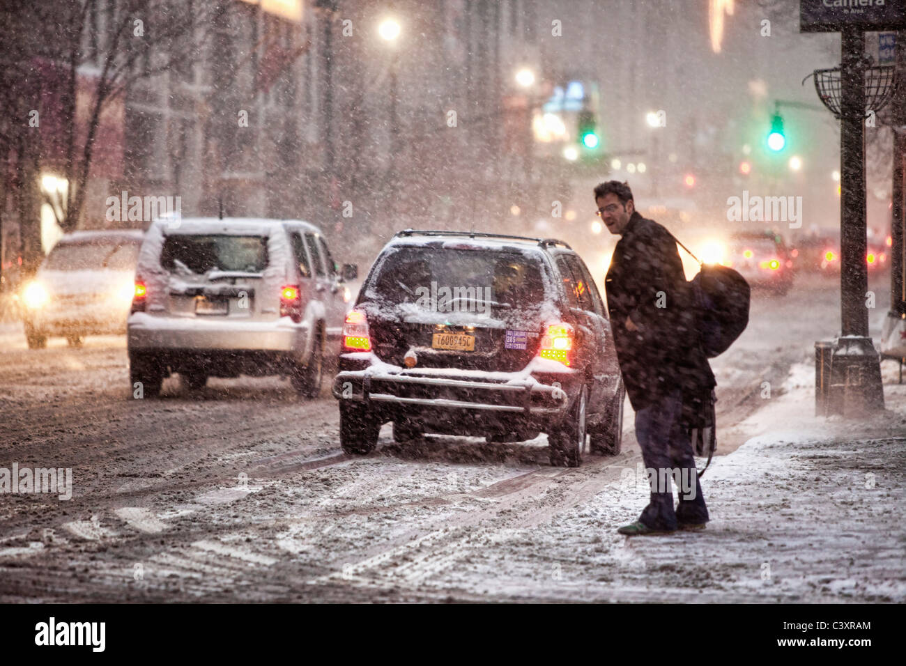 Tempesta di neve in New York City a partire mezzogiorno il giorno dopo Natale. West 34th Street e la 8th Avenue guardando verso est Foto Stock