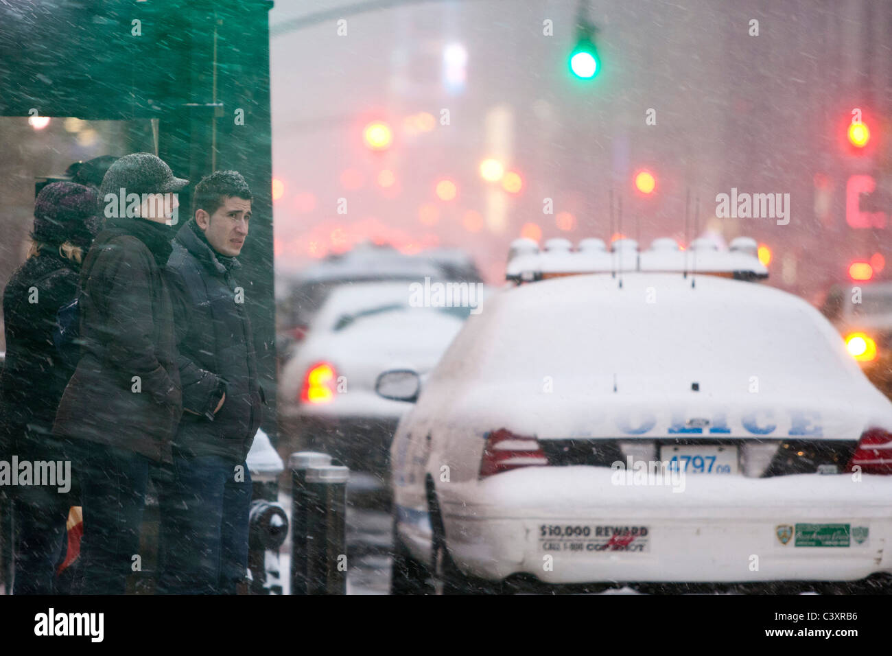 Tempesta di neve in New York City a partire mezzogiorno il giorno dopo Natale. West 34th Street e la 8th Avenue guardando verso est Foto Stock