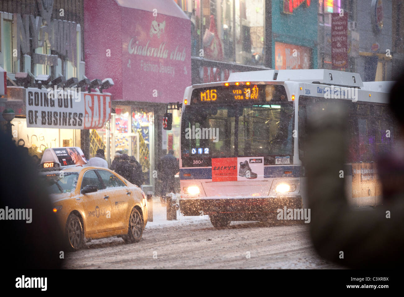 Tempesta di neve in New York City a partire mezzogiorno il giorno dopo Natale. West 34th Street e la 8th Avenue guardando verso est Foto Stock