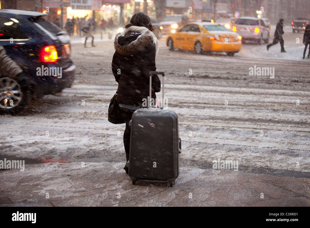 Tempesta di neve in New York City a partire mezzogiorno il giorno dopo Natale. West 34th Street e la 8th Avenue guardando verso est Foto Stock