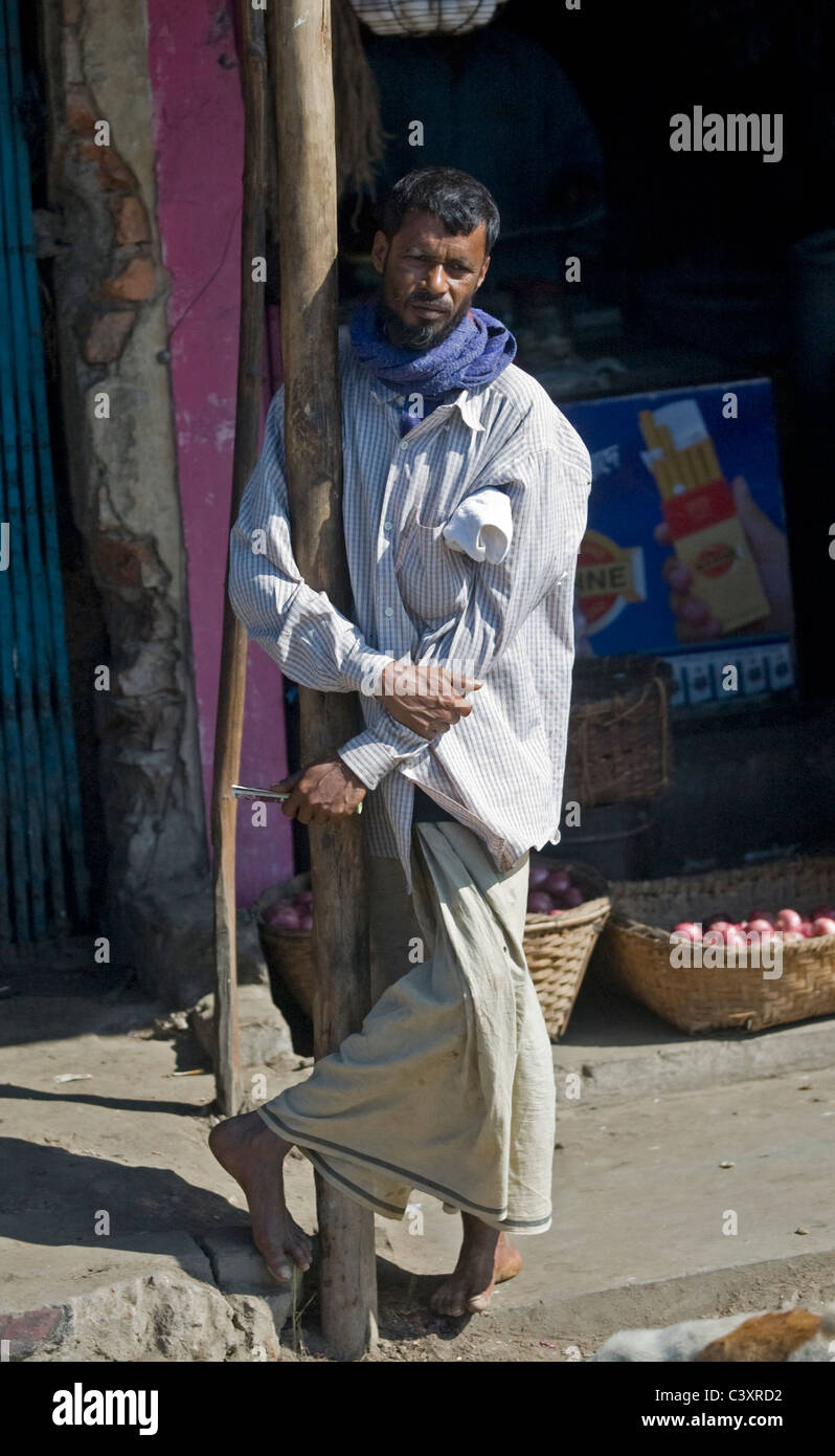 Un uomo si erge sul lato della strada. Foto Stock