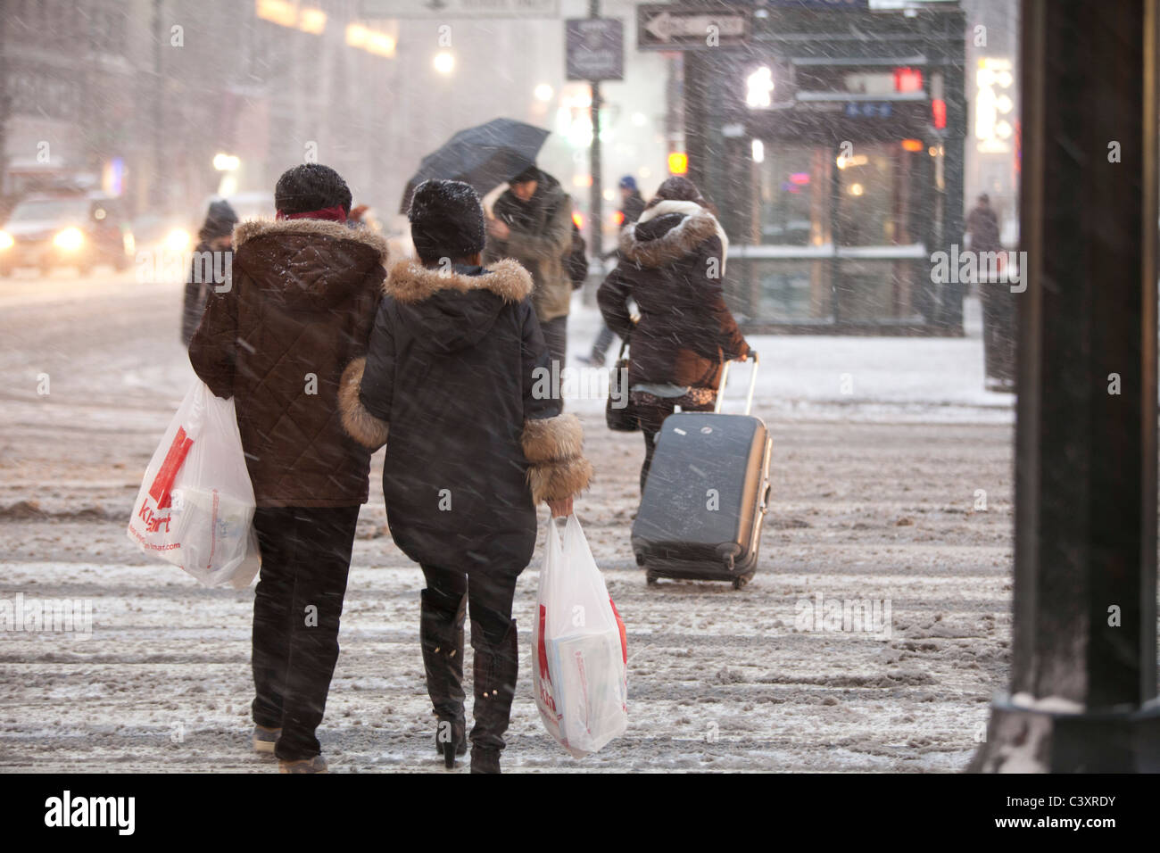 Tempesta di neve in New York City a partire mezzogiorno il giorno dopo Natale. West 34th Street e la 8th Avenue guardando verso est Foto Stock