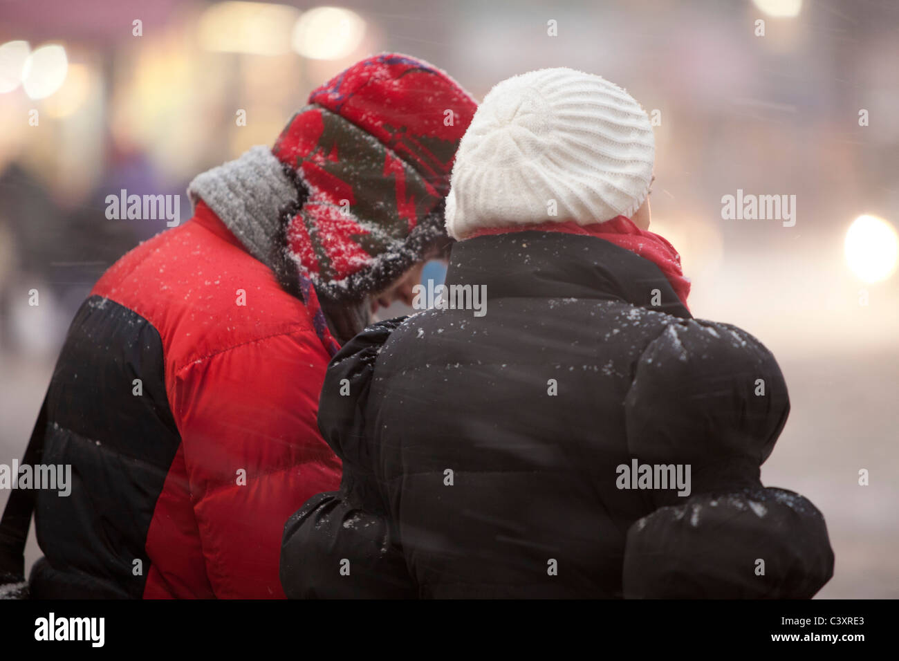 Tempesta di neve in New York City a partire mezzogiorno il giorno dopo Natale. West 34th Street e la 8th Avenue guardando verso est Foto Stock