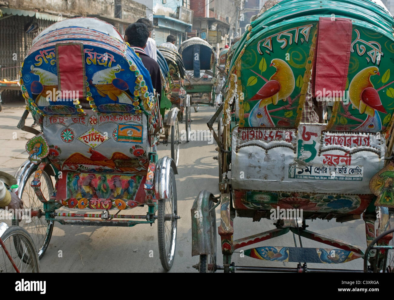 Risciò bicicletta sulla strada di Dhaka. Foto Stock