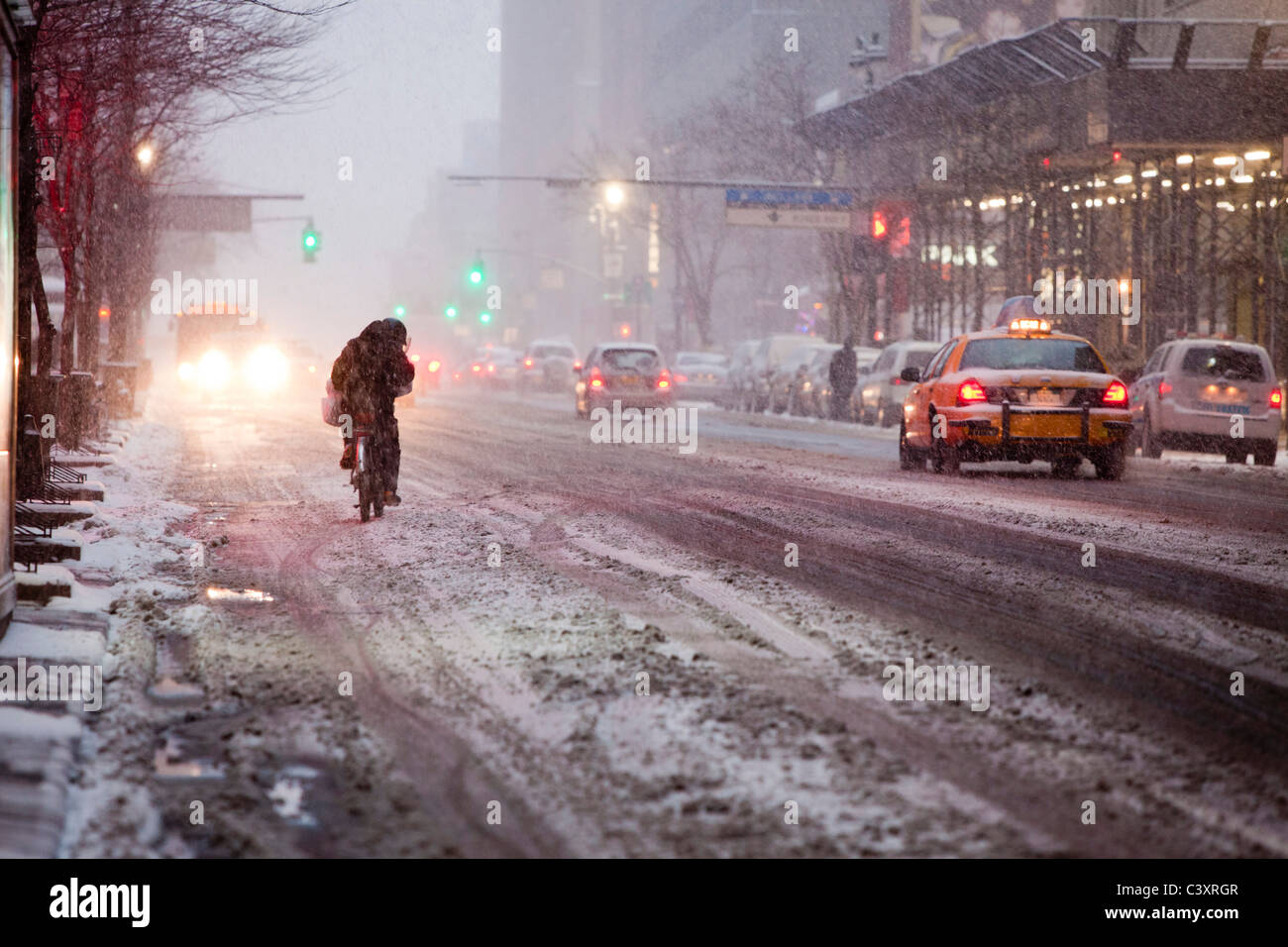 Blizzard, New York City, 2010, Midtown West, meteo tempesta di neve, neve, bicicletta, Consegna del cibo Foto Stock