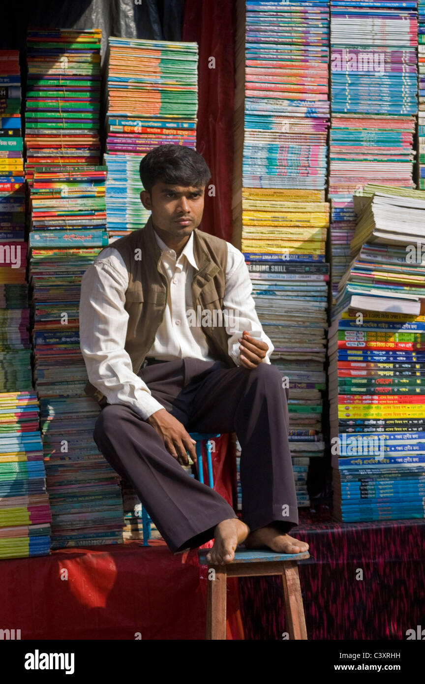 Un book store venditore attende i clienti. Foto Stock