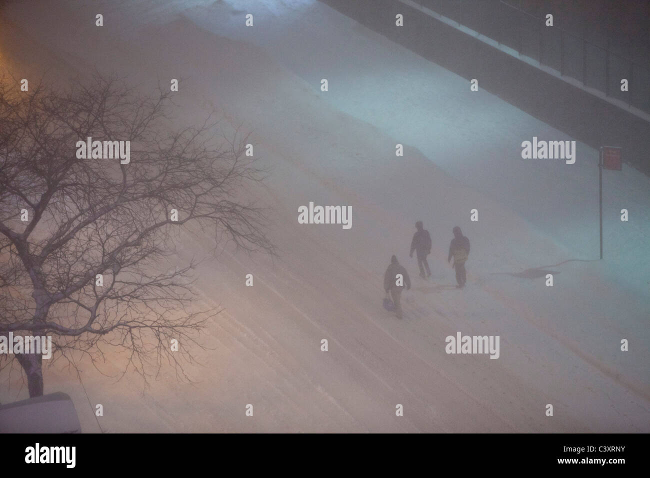 Bilzzard, New York City, tempesta di neve, tre viaggiatori a piedi in strada Foto Stock