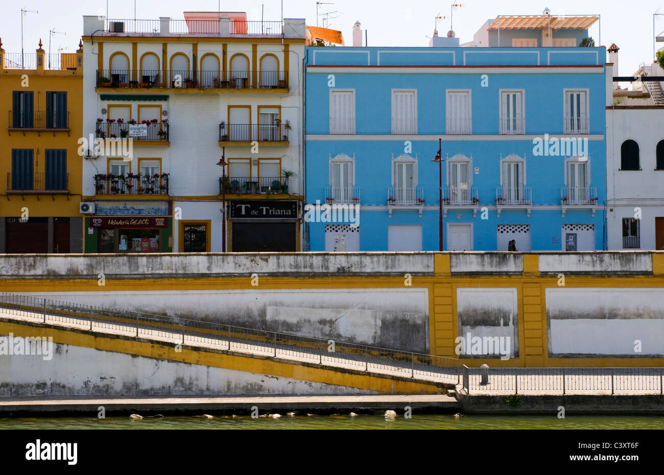 Proprietà lungo le rive del fiume Guadalquivir. Siviglia, Spagna Foto Stock