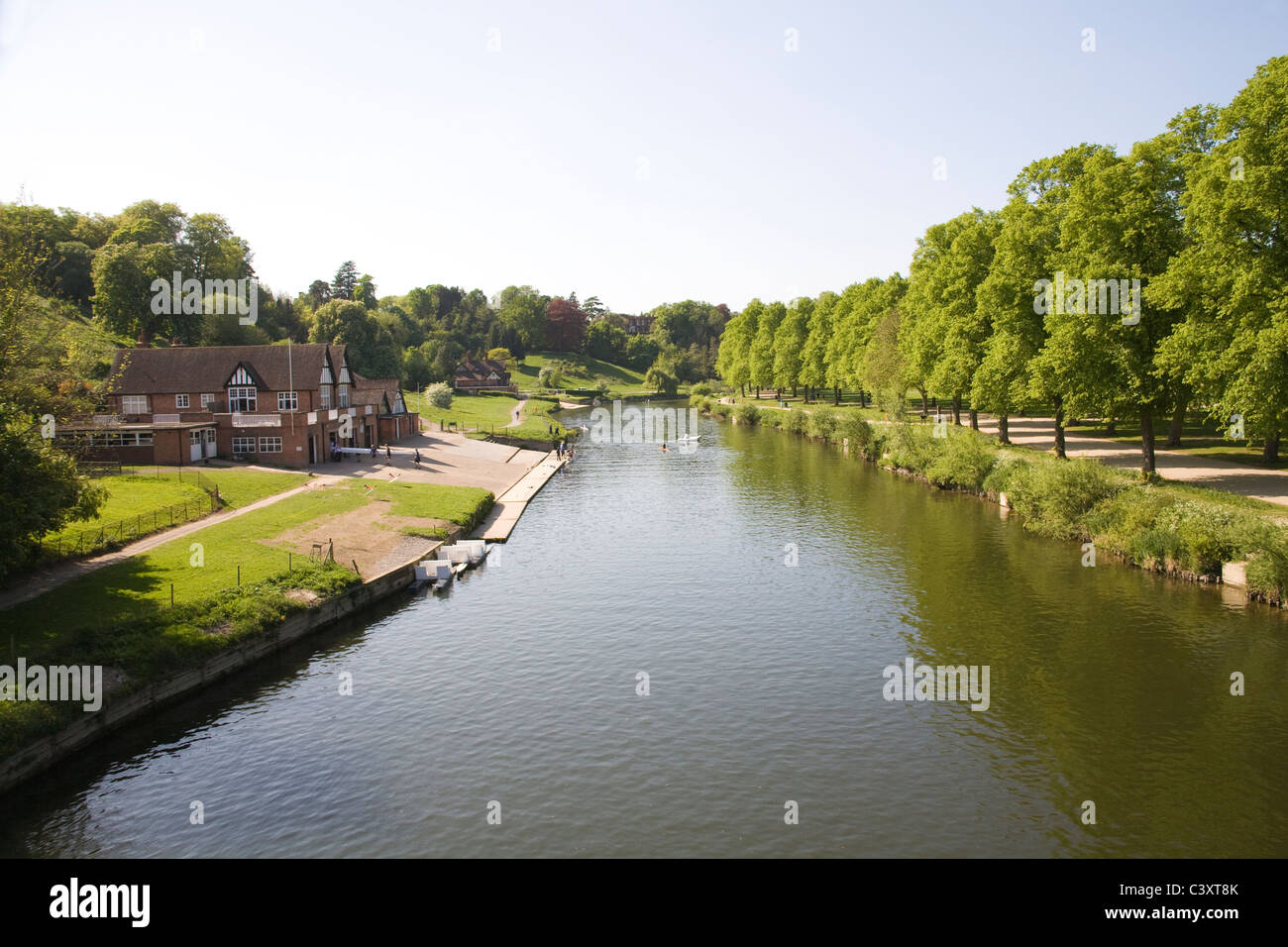Shropshire England Regno Unito guardando in giù sul fiume Severn e Shrewsbury School boat house Foto Stock