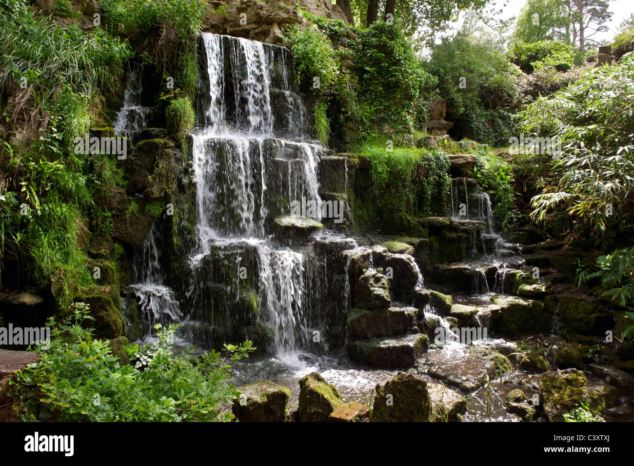 La cascata artificiale cascata e grotta di Bowood House Wiltshire, Inghilterra Foto Stock