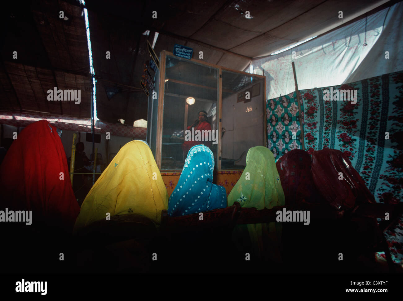 Il serpente incantatore di eseguire per il pubblico in una gabbia di serpenti. Jaipur- India. Modello rilasciato- Aisha Khan Foto Stock