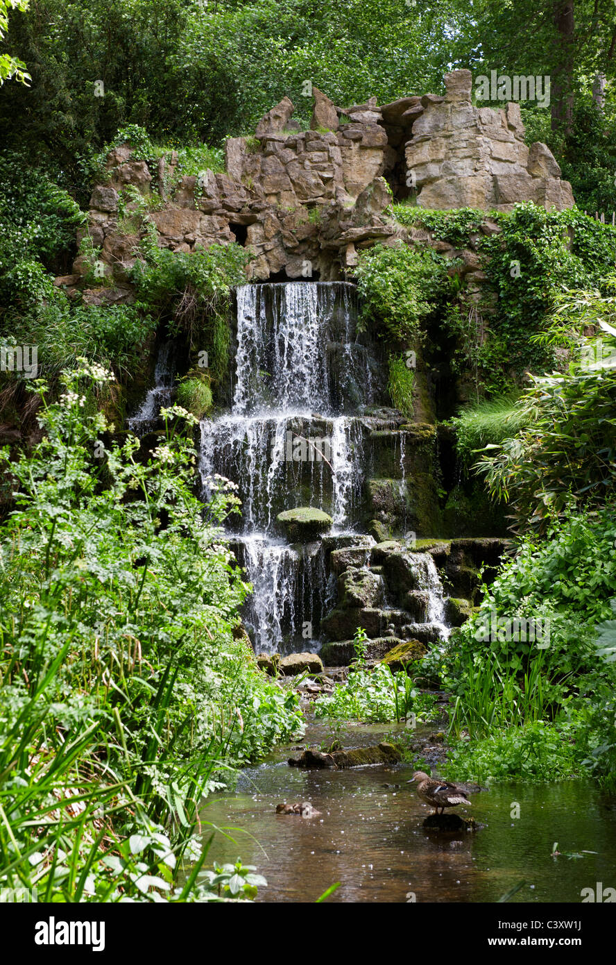 La cascata artificiale cascata e grotta di Bowood House Wiltshire, Inghilterra Foto Stock